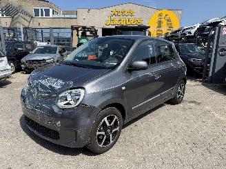 damaged passenger cars Renault Twingo AUTOMATIC 2020/10