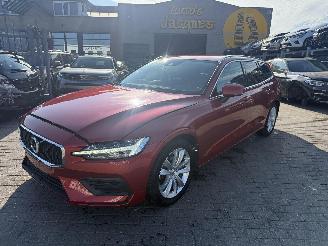 damaged passenger cars Volvo V-60 2.0 D3 MOMENTUM 2019/2