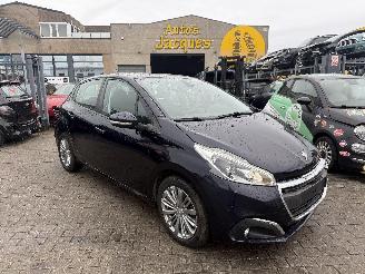 Schadeauto Peugeot 208 1.2 SIGNATURE 2018/10