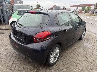 Peugeot 208 1.2 SIGNATURE picture 8