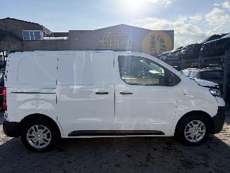 krockskadad bil bedrijf Opel Vivaro 1.5 TURBO C EDITION 2020/9