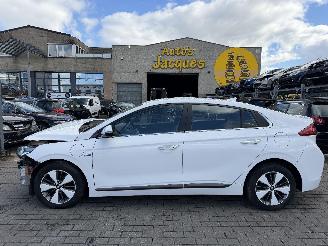 damaged passenger cars Hyundai Ioniq PLUG-IN HYDBRID 2018/3