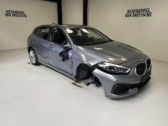 krockskadad bil auto BMW 1-serie 2022/4