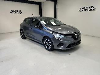 damaged passenger cars Renault Clio  2023/5