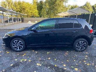 damaged passenger cars Volkswagen Golf COMFORTLINE 2018/10