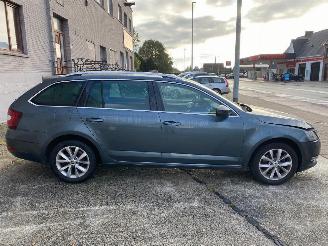 krockskadad bil auto Skoda Octavia AMBITION 2020/9