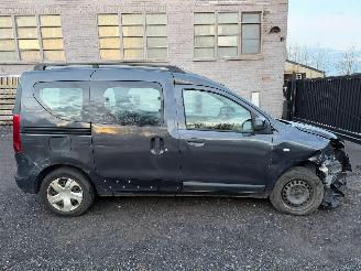 krockskadad bil auto Dacia Dokker LAUREATE 2014/8