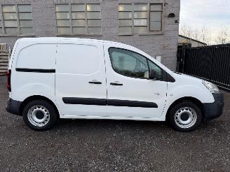 Vaurioauto  commercial vehicles Peugeot Partner 1.6 I 2017/6