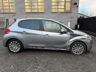 damaged passenger cars Peugeot 208 1.2 I 2019/4