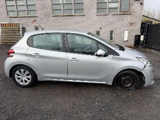 Voiture accidenté Peugeot 208 1.2 I 2012/8