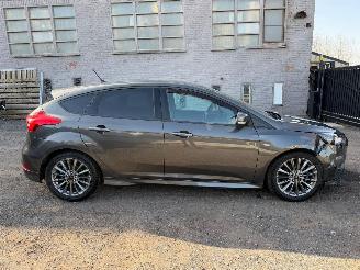 krockskadad bil auto Ford Focus ST-LINE 2018/2