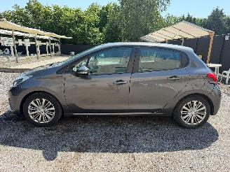 Peugeot 208 SIGNATURE picture 9