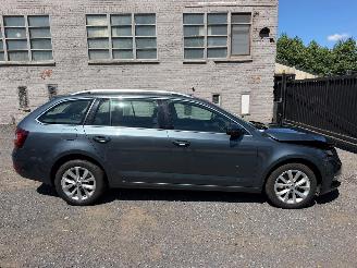 krockskadad bil auto Skoda Octavia STYLE 2019/7
