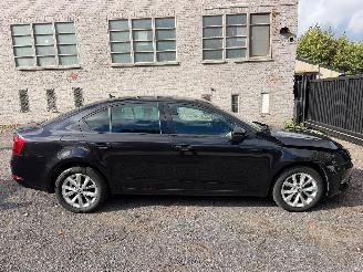 krockskadad bil auto Skoda Octavia AMBITION 2017/12