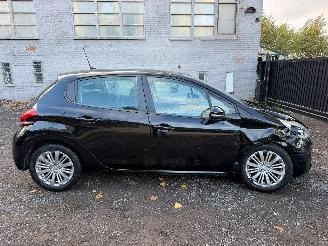 krockskadad bil auto Peugeot 208 1.2 I 2019/2