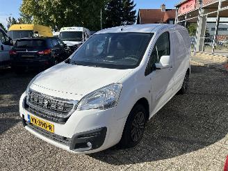 krockskadad bil bedrijf Peugeot Partner 1.6 BLEU HDI 2016/7