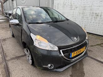 Schadeauto Peugeot 208 1.2 VTi Urban Soul 2013/9