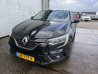krockskadad bil auto Renault Mégane Estate 1.2 TCe Bose 2018/5