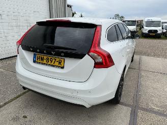 Unfallwagen Volvo V-60 2.0 D2 R-Design Automaat 2015/11