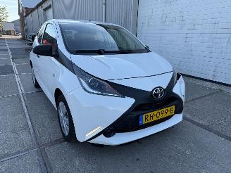 uszkodzony samochody osobowe Toyota Aygo 1.0 VVT-i x-fun 2017/11