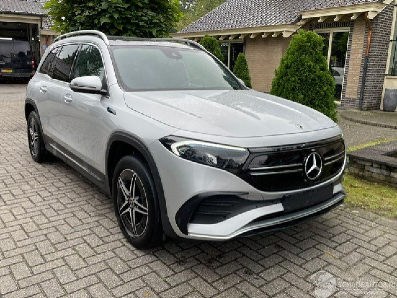 Mercedes EQB 300 4MATIC AMG LINE PANO LED NAVI CAMERA