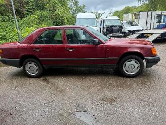 Mercedes 200-serie 230 E picture 6