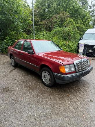 Mercedes 200-serie 230 E picture 2