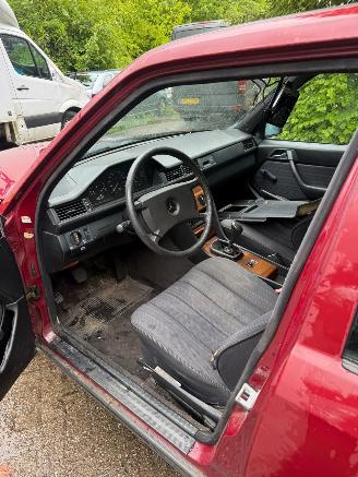 Mercedes 200-serie 230 E picture 3