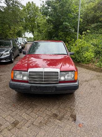 Mercedes 200-serie 230 E picture 9
