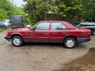 Démontage voiture Mercedes 200-serie 230 E 1986/1