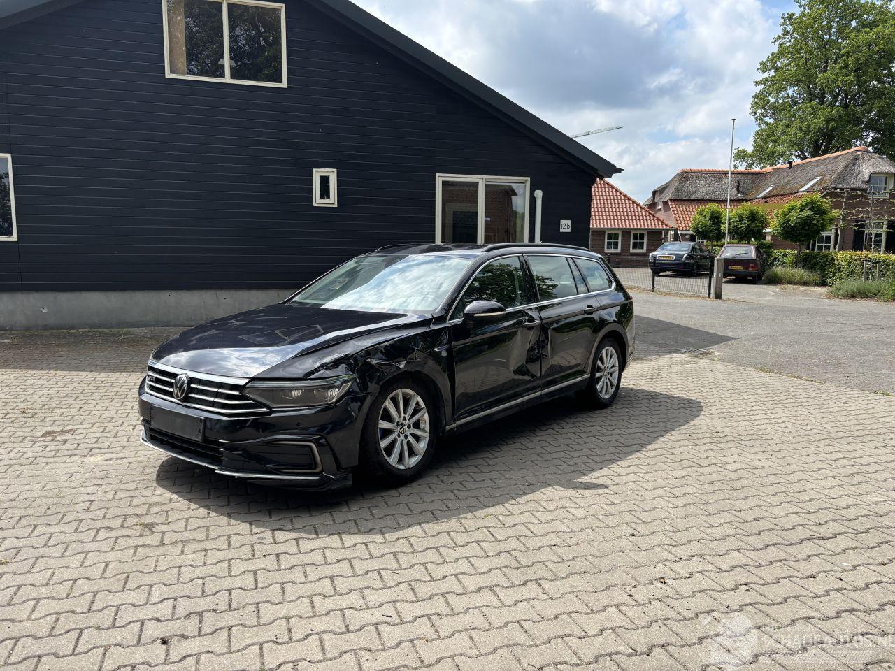 Volkswagen Passat GTE AUTOMAAT NAVI CLIMA CAMERA LED PDC B.J 2022