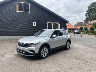 damaged passenger cars Volkswagen Tiguan 1.5 AUTOMAAT 150 PK NAVI CLIMA CAMERA LED TREKHAAK B.J 2024 2024/1
