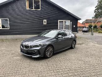 damaged passenger cars BMW 1-serie 118 M SPORT 6 BAK NAVI CLIMA CAMERA PDC LED B.J 2020 2020/2