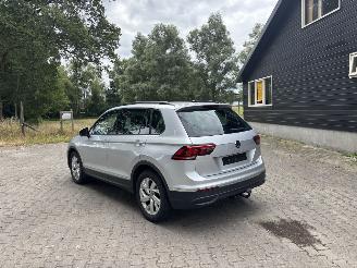 Schadeauto Volkswagen Tiguan AUTOMAAT 150 PK NAVI CLIMA CAMERA VIR DASHBOARD LED TREKHAAK B.J 2024 2024/1