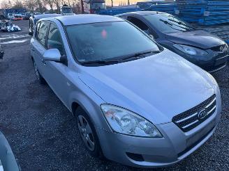 damaged passenger cars Kia Cee d EX 2008/4