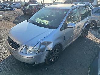 damaged passenger cars Volkswagen Touran  2006/6
