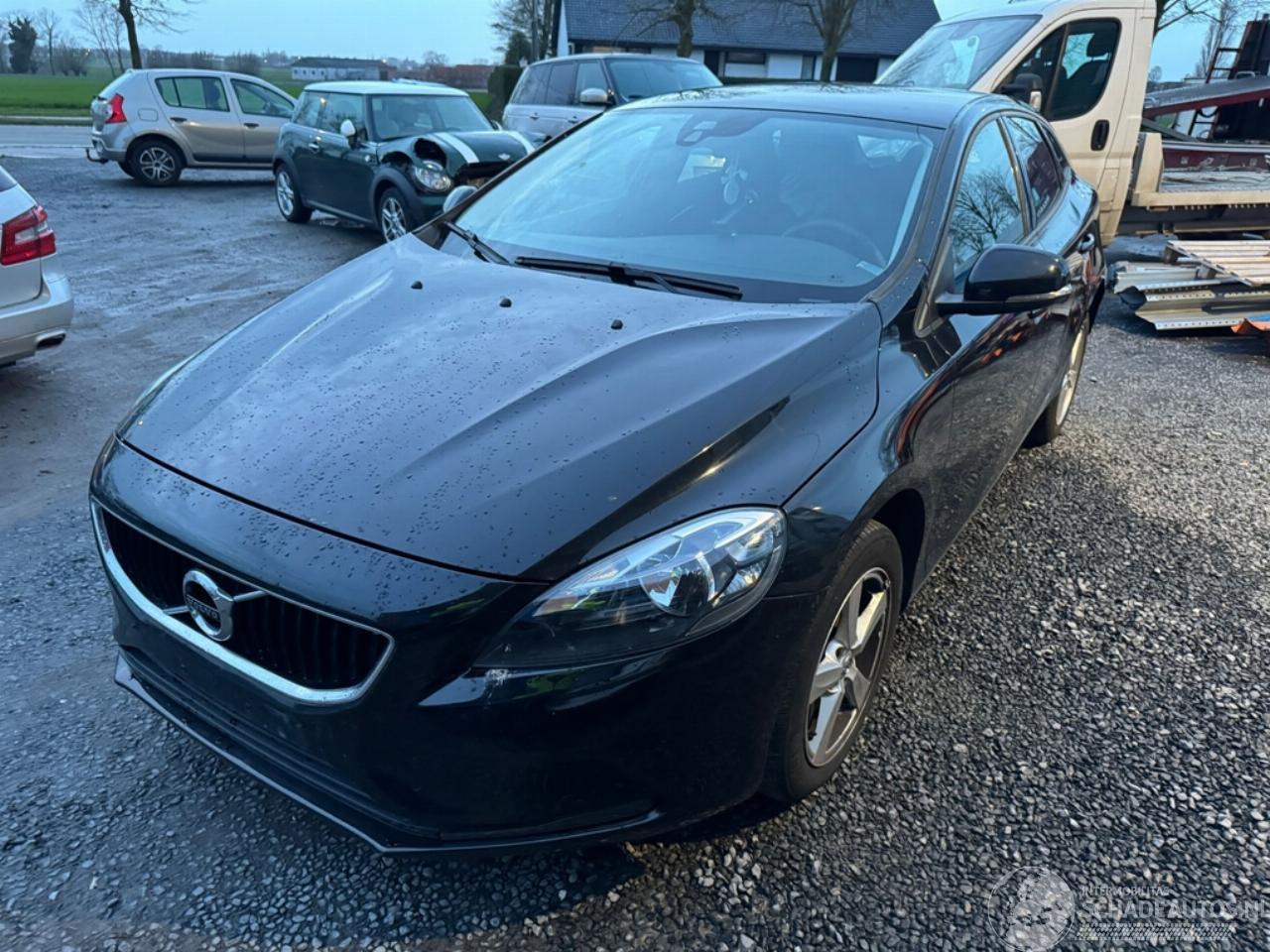 Volvo V-40 