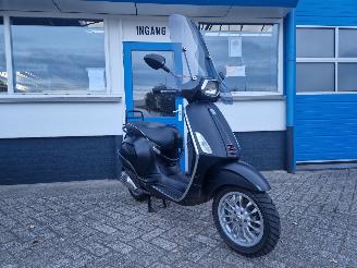 krockskadad bil bromfiets Vespa  SPRINT 25KM 2017/2