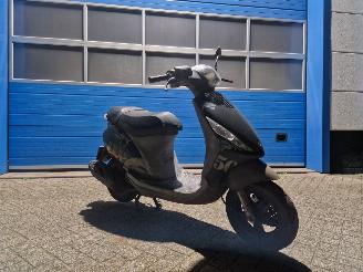 krockskadad bil bromfiets Piaggio  ZIP 2014/9