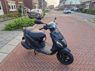 Piaggio  ZIP E5 BROMSCOOTER 1E EIGENAAR picture 3