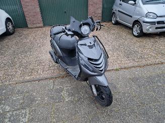 krockskadad bil bromfiets Piaggio  ZIP BROM 2014/12