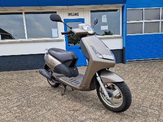 krockskadad bil bromfiets Peugeot  NEW VIVACITY 4 TAKT 2016/3