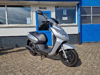 skadebil bromfiets Peugeot  KISBEE 2020/11