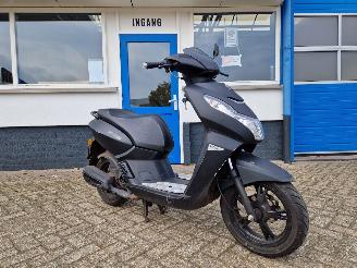 Schade scooter Peugeot  KISBEE BLACK EDITION 2021/7
