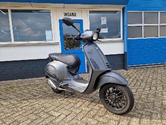 skadebil bromfiets Vespa  SPRINT 2015/4