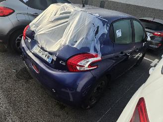 Damaged car Peugeot 208  2015/2