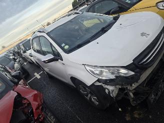 damaged passenger cars Peugeot 2008  2015/9