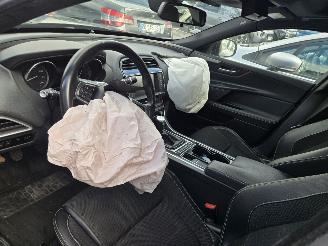 Jaguar XE 2.0D picture 9