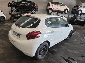 Peugeot 208  picture 6