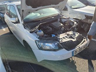 Vaurioauto  passenger cars Skoda Fabia  2015/6